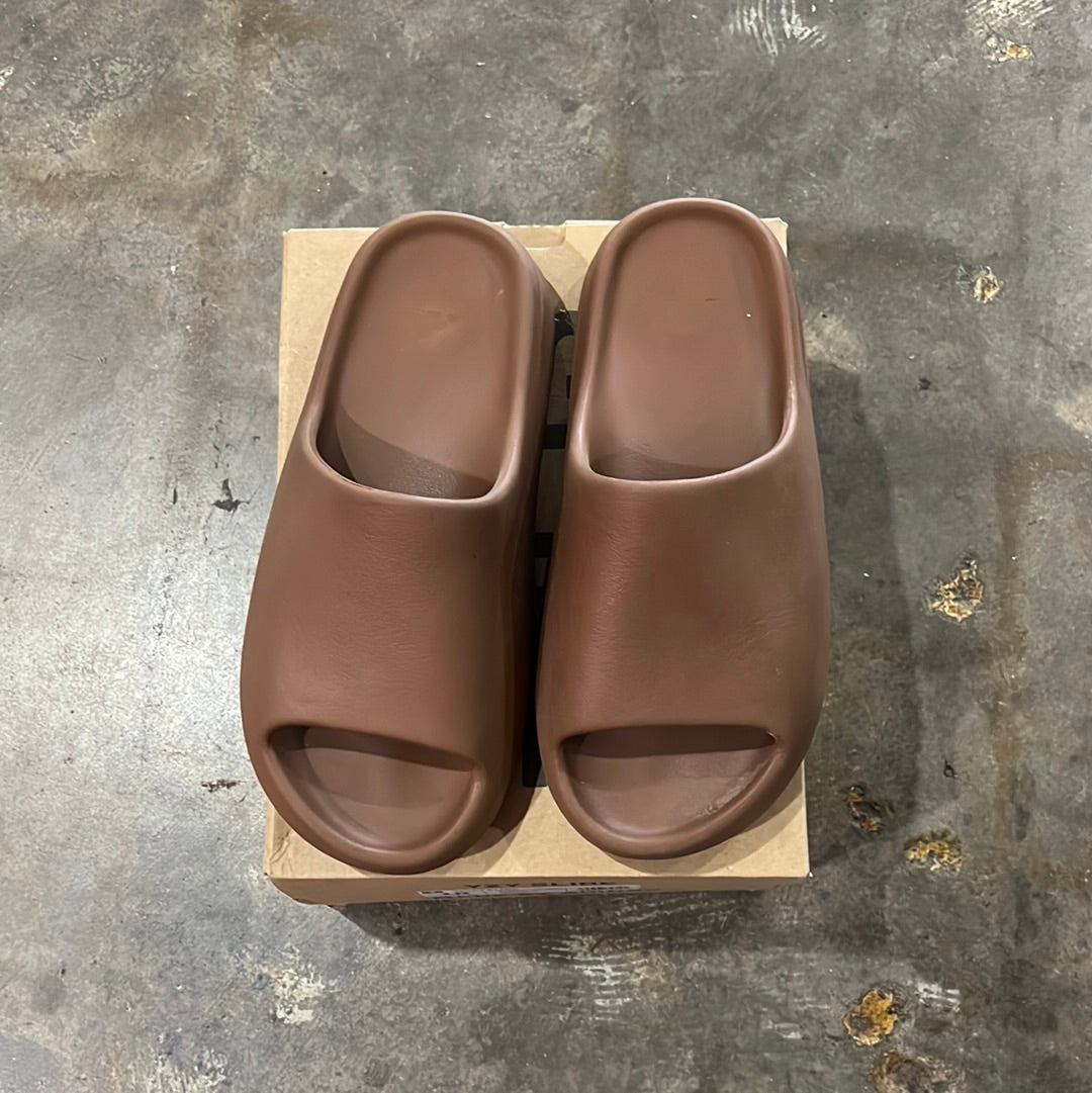 Yeezy slides size 10 (trstdclub)(Hou)