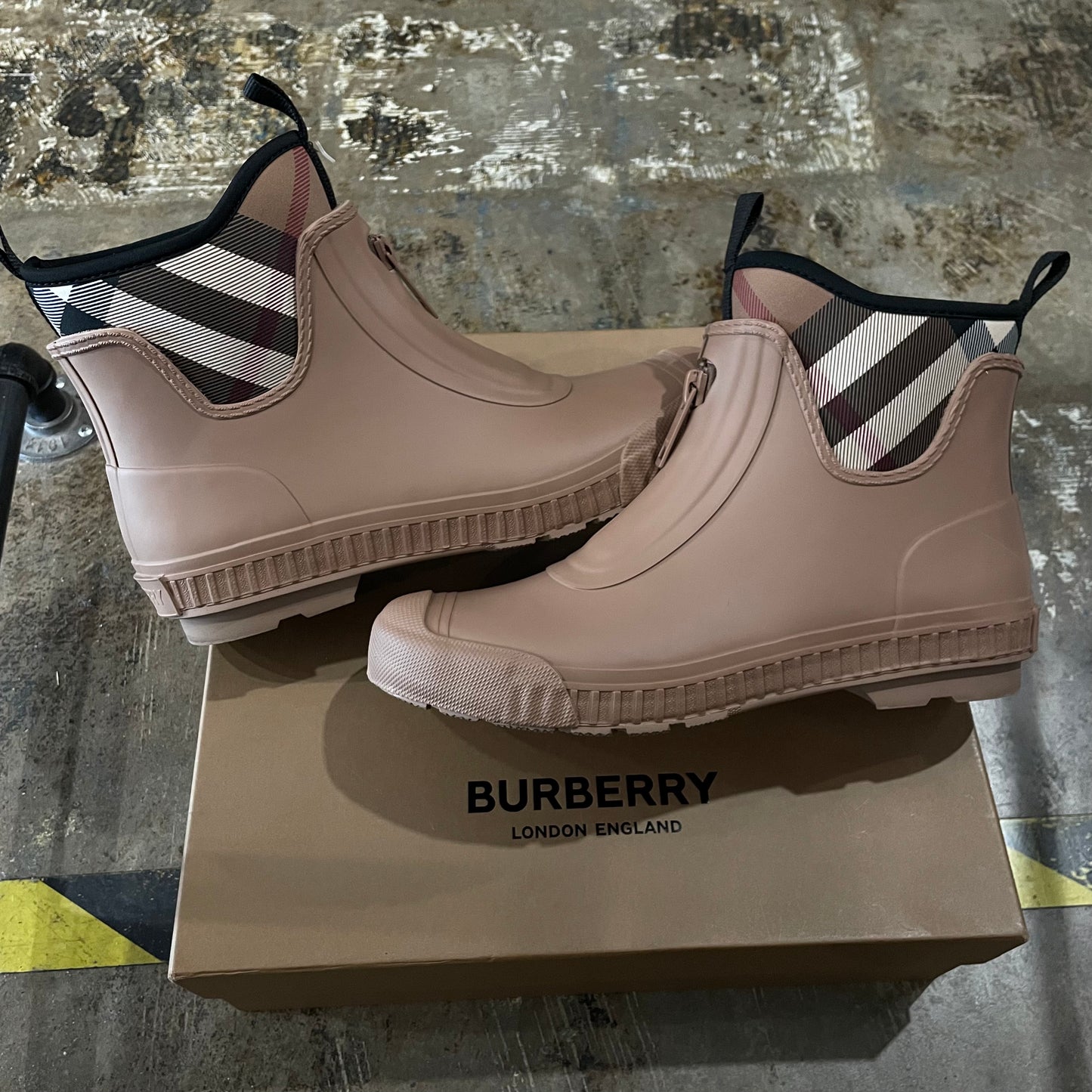 Burberry Neoprene Boot Size 41 (HOU) (Trusted Club)