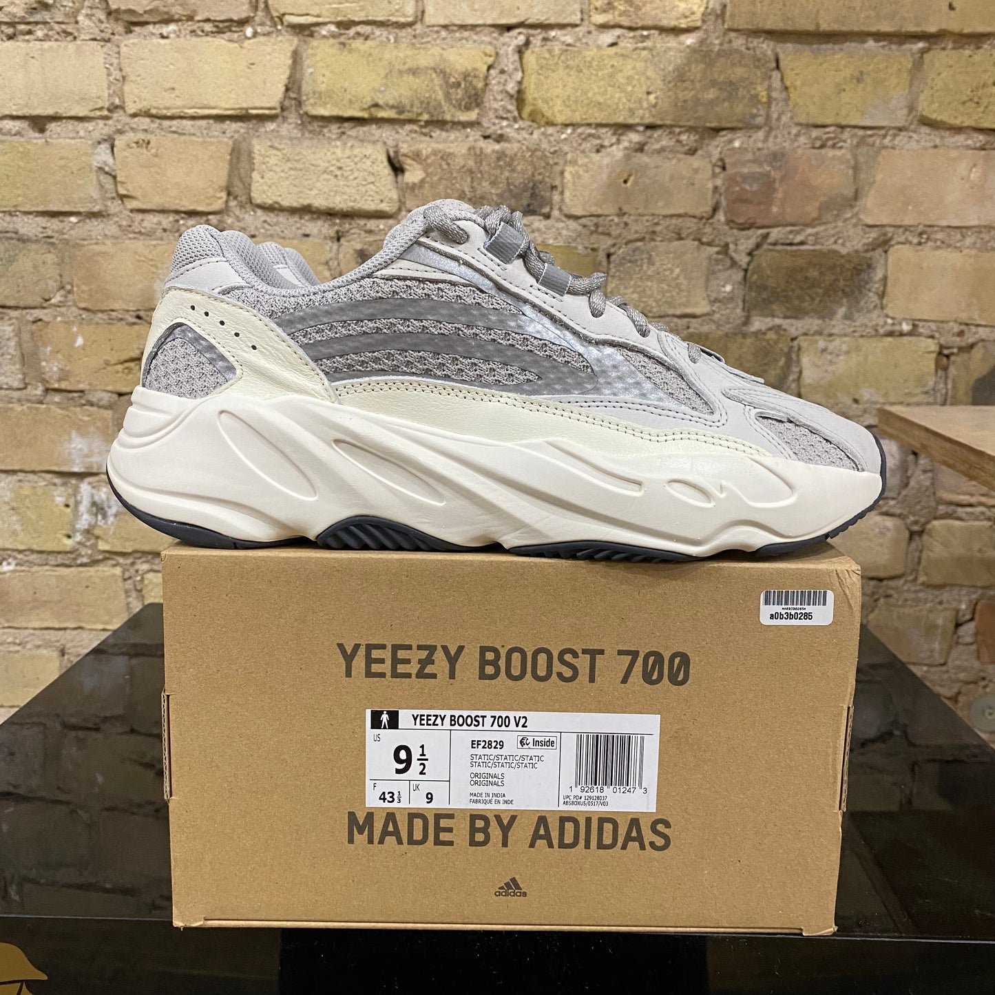 YZY 700 Sz 9.5 (MKE) TRUSTED CLUB