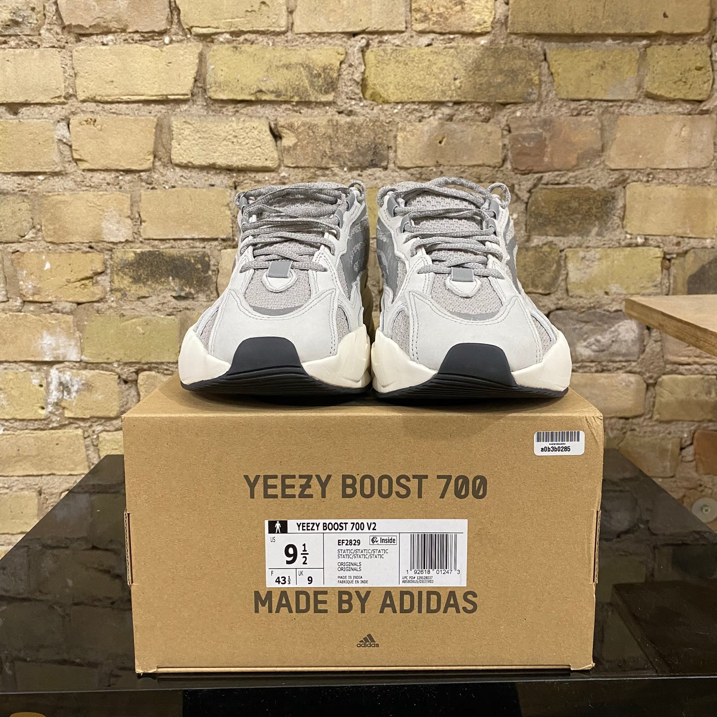 YZY 700 Sz 9.5 (MKE) TRUSTED CLUB