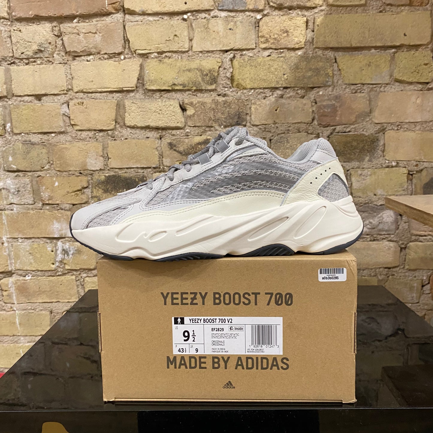 YZY 700 Sz 9.5 (MKE) TRUSTED CLUB