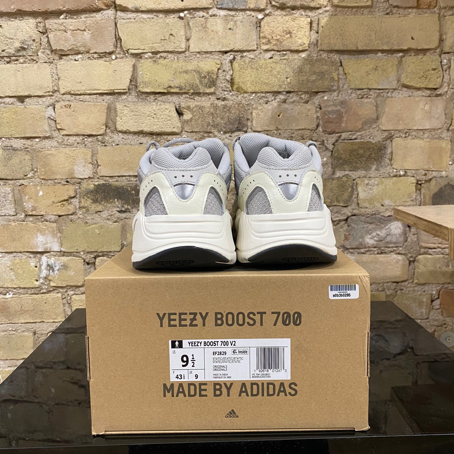 YZY 700 Sz 9.5 (MKE) TRUSTED CLUB